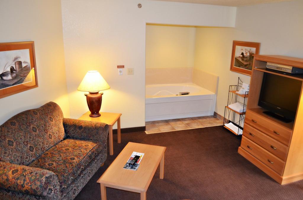 Fossil Creek Hotel & Suites Russell 외부 사진