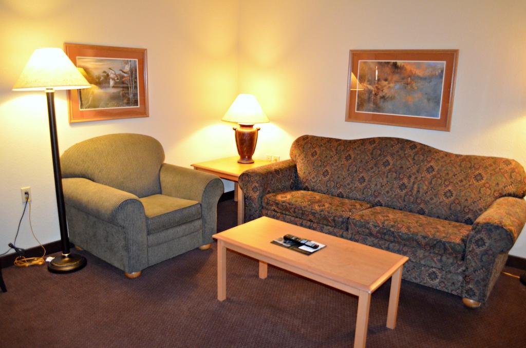 Fossil Creek Hotel & Suites Russell 객실 사진