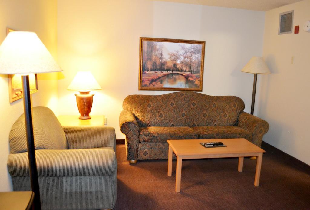 Fossil Creek Hotel & Suites Russell 객실 사진