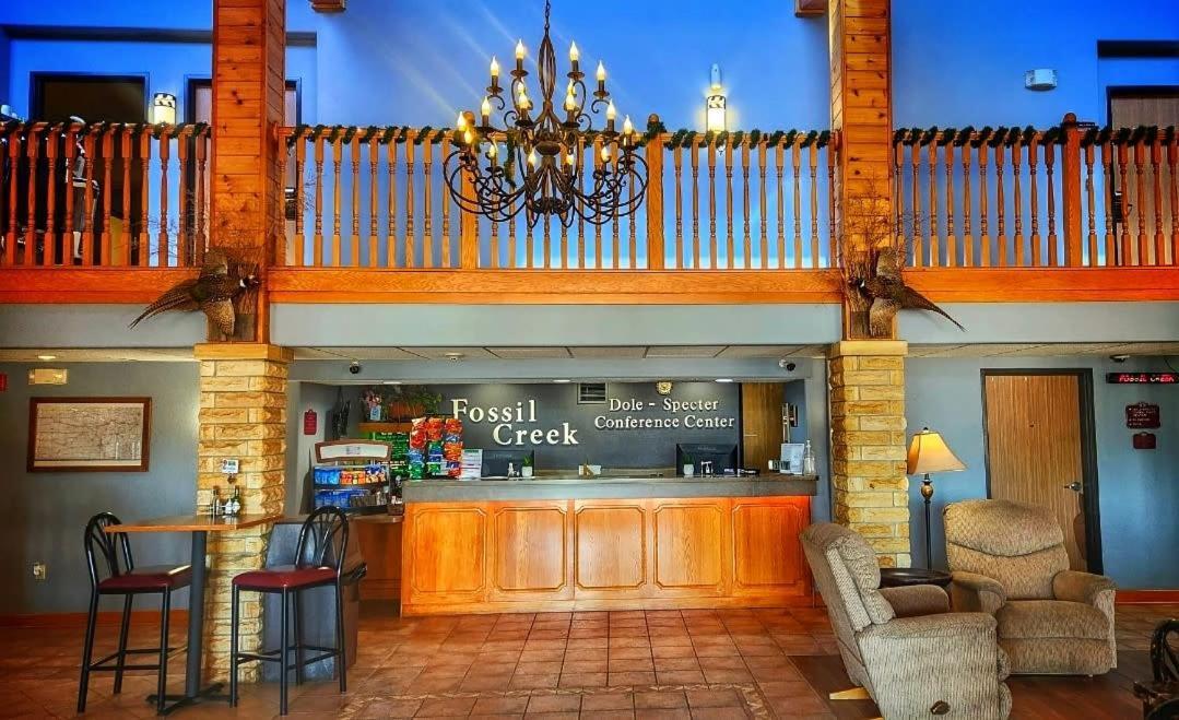 Fossil Creek Hotel & Suites Russell 외부 사진