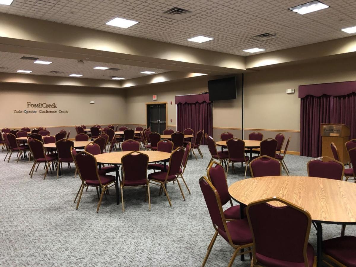Fossil Creek Hotel & Suites Russell 외부 사진