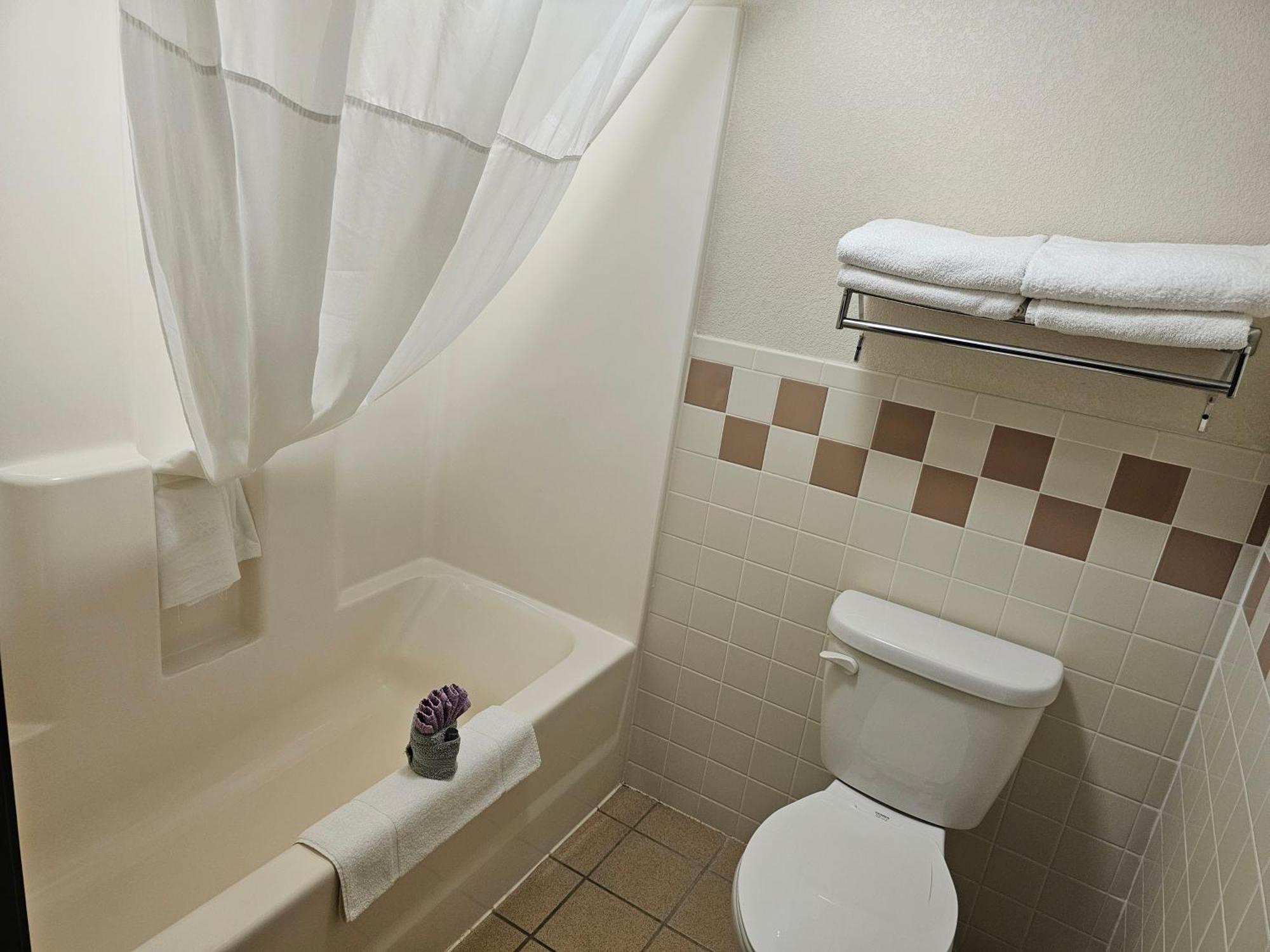 Fossil Creek Hotel & Suites Russell 외부 사진