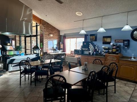 Fossil Creek Hotel & Suites Russell 외부 사진