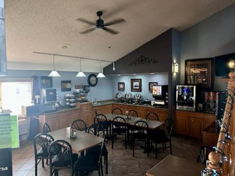 Fossil Creek Hotel & Suites Russell 외부 사진