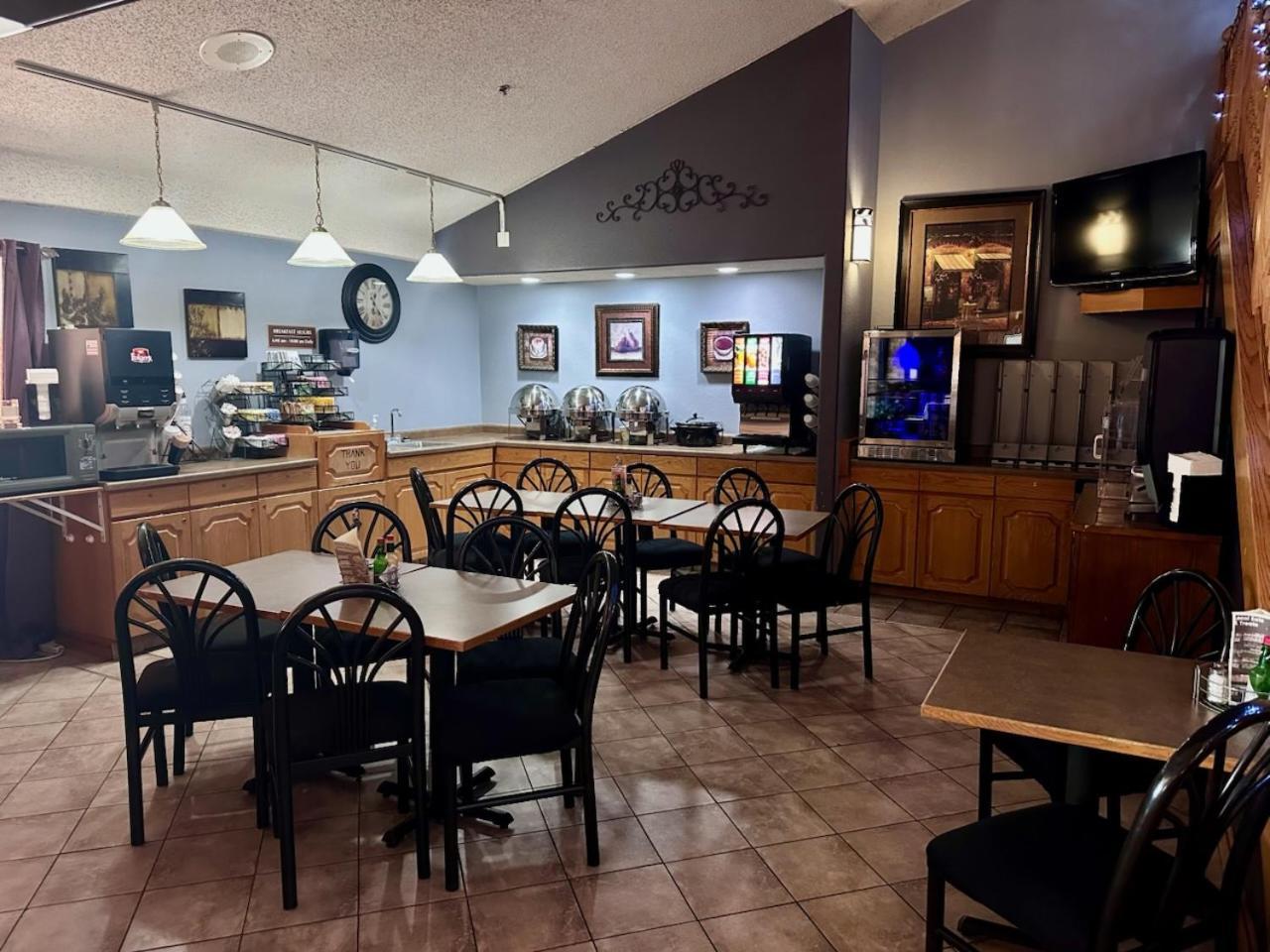 Fossil Creek Hotel & Suites Russell 외부 사진
