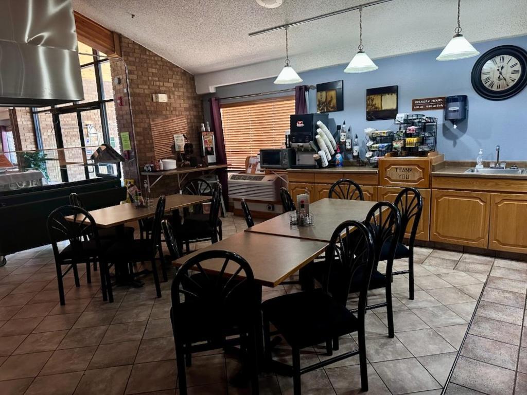 Fossil Creek Hotel & Suites Russell 외부 사진