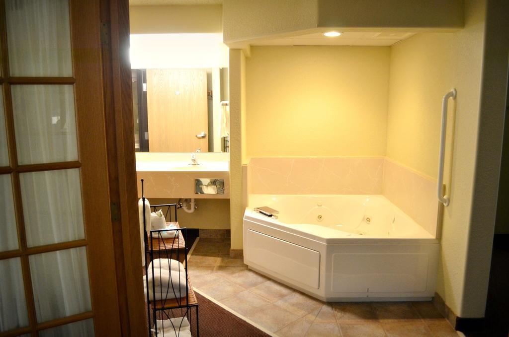 Fossil Creek Hotel & Suites Russell 외부 사진