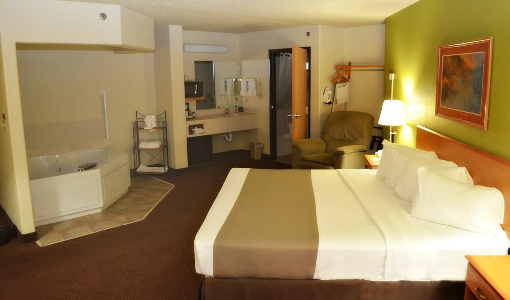 Fossil Creek Hotel & Suites Russell 외부 사진