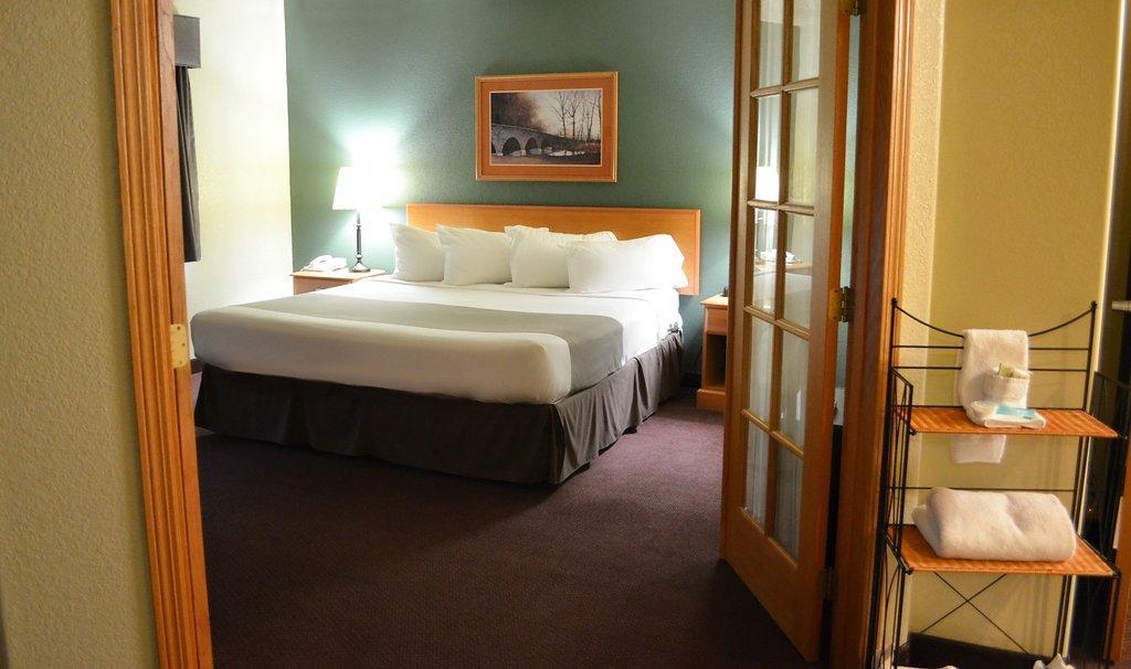 Fossil Creek Hotel & Suites Russell 외부 사진