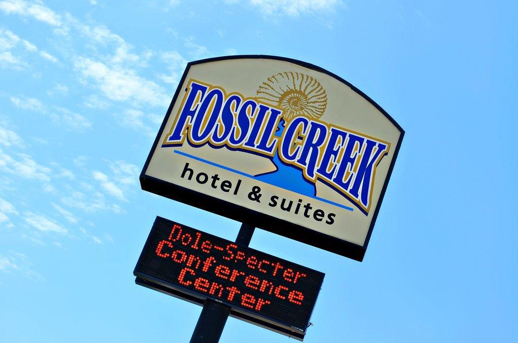 Fossil Creek Hotel & Suites Russell 외부 사진