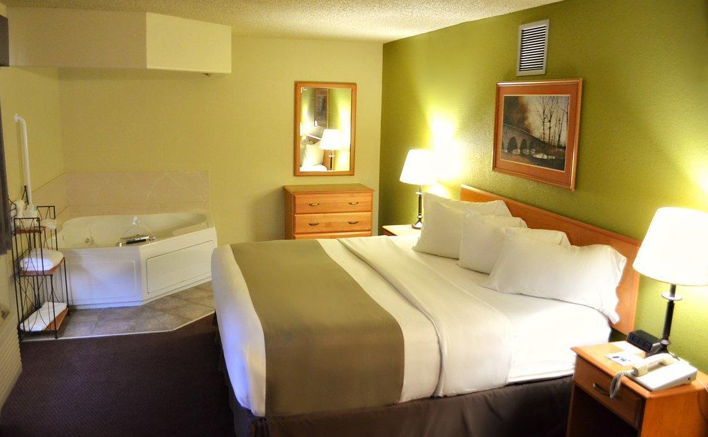 Fossil Creek Hotel & Suites Russell 외부 사진