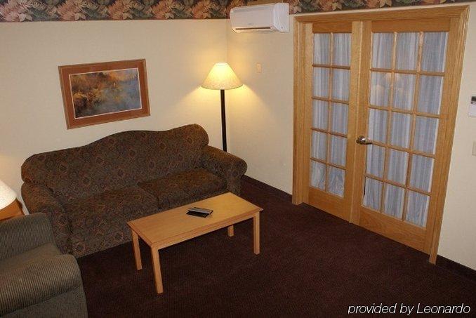 Fossil Creek Hotel & Suites Russell 객실 사진