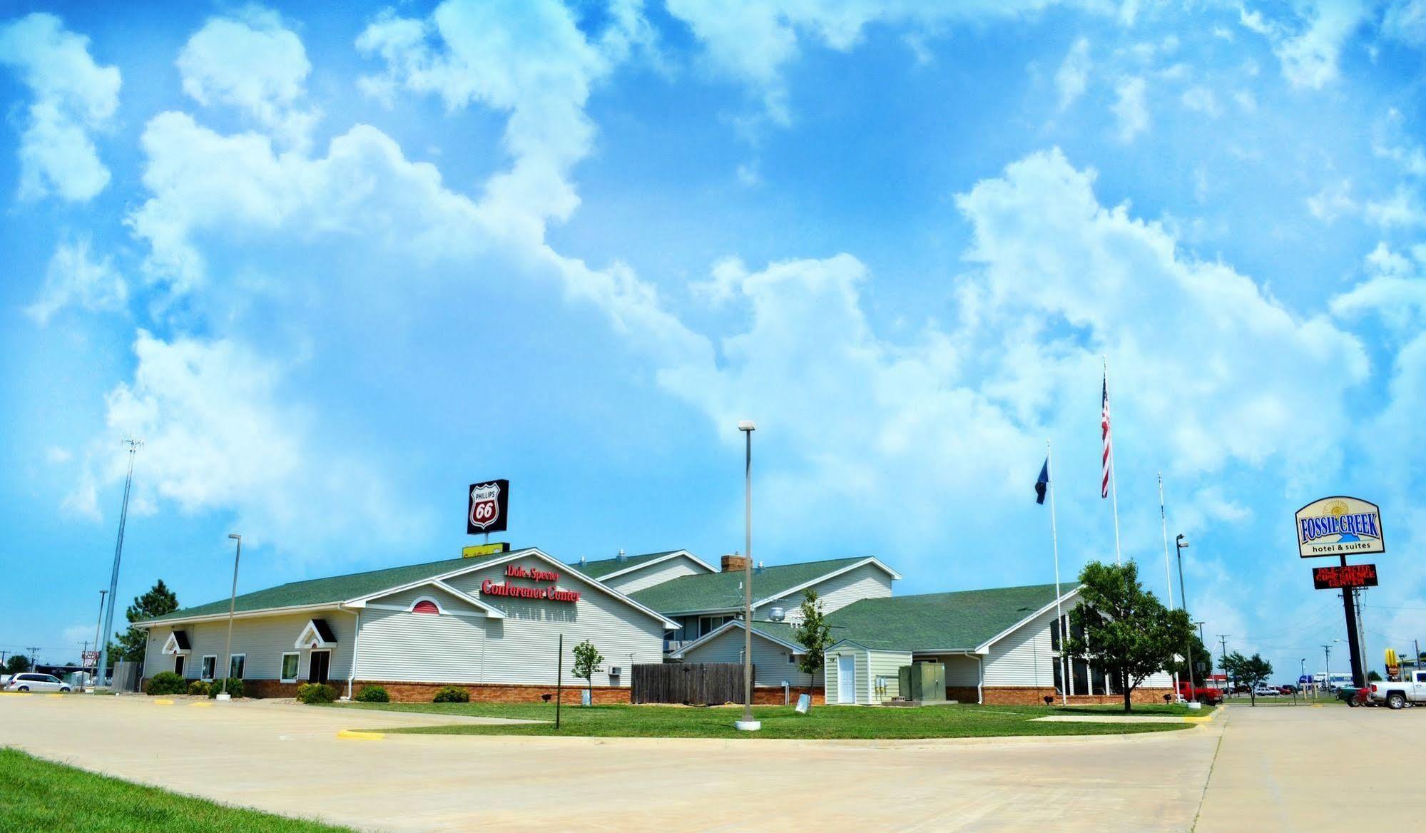 Fossil Creek Hotel & Suites Russell 외부 사진