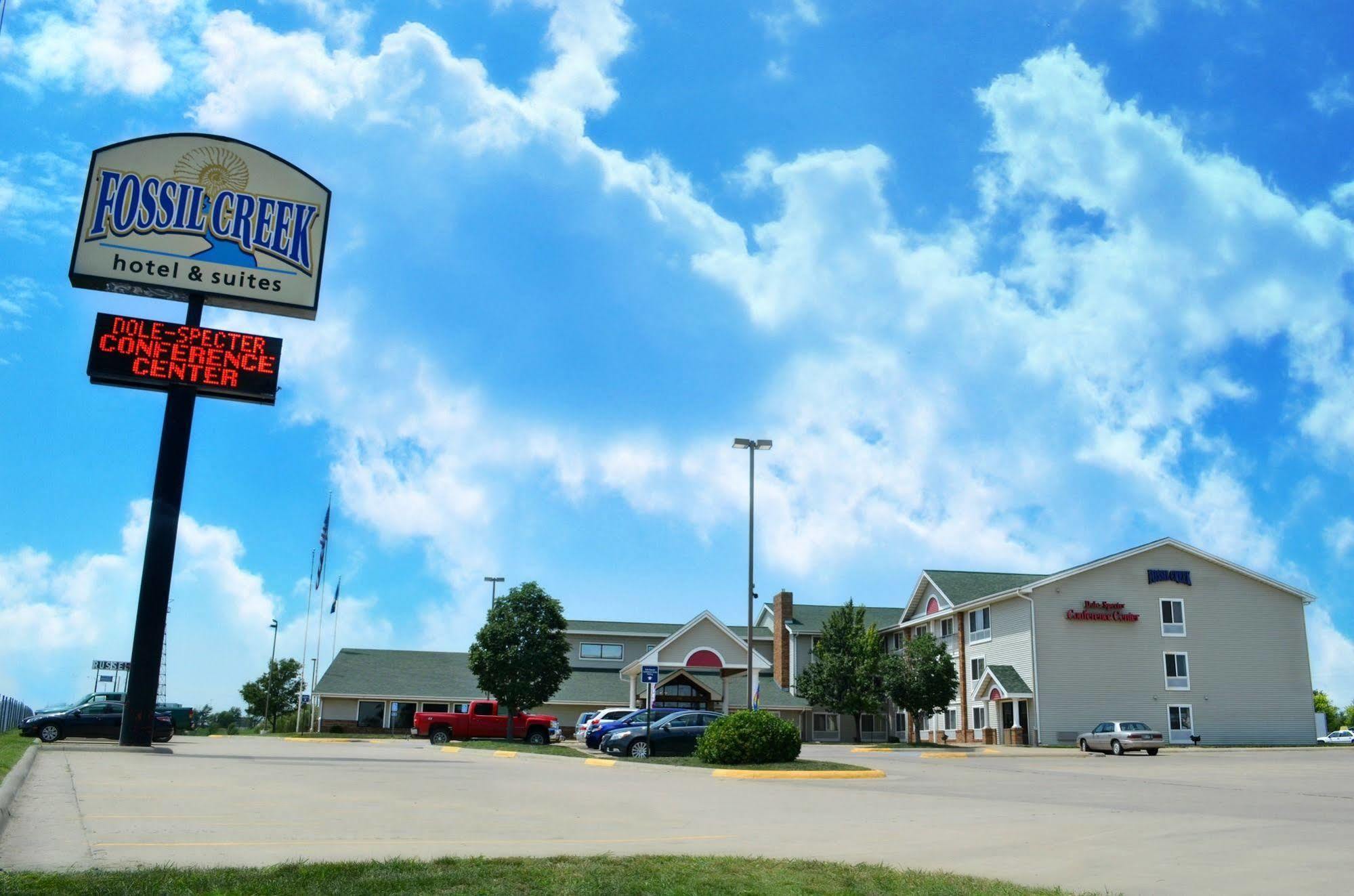Fossil Creek Hotel & Suites Russell 외부 사진