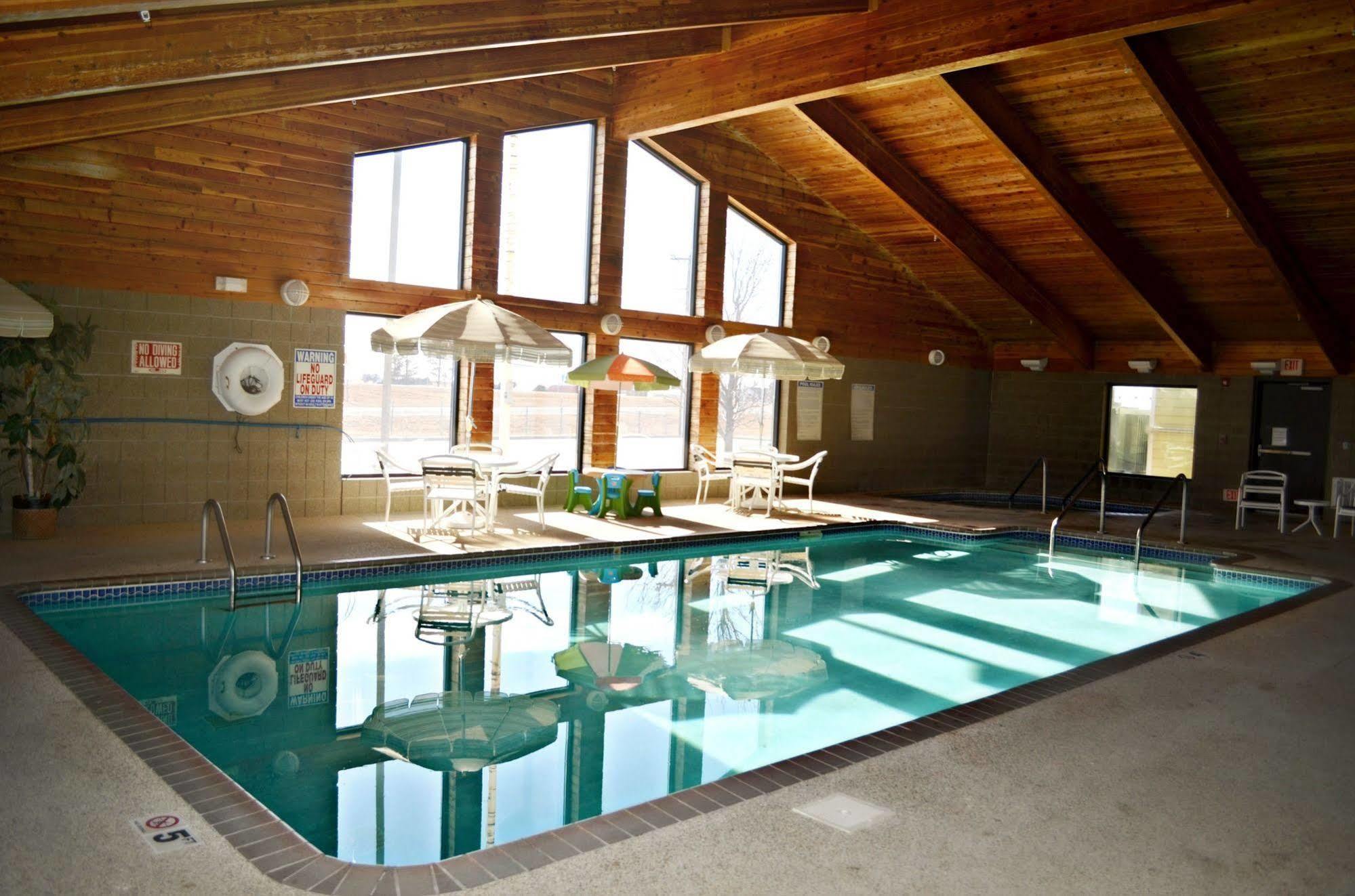 Fossil Creek Hotel & Suites Russell 외부 사진