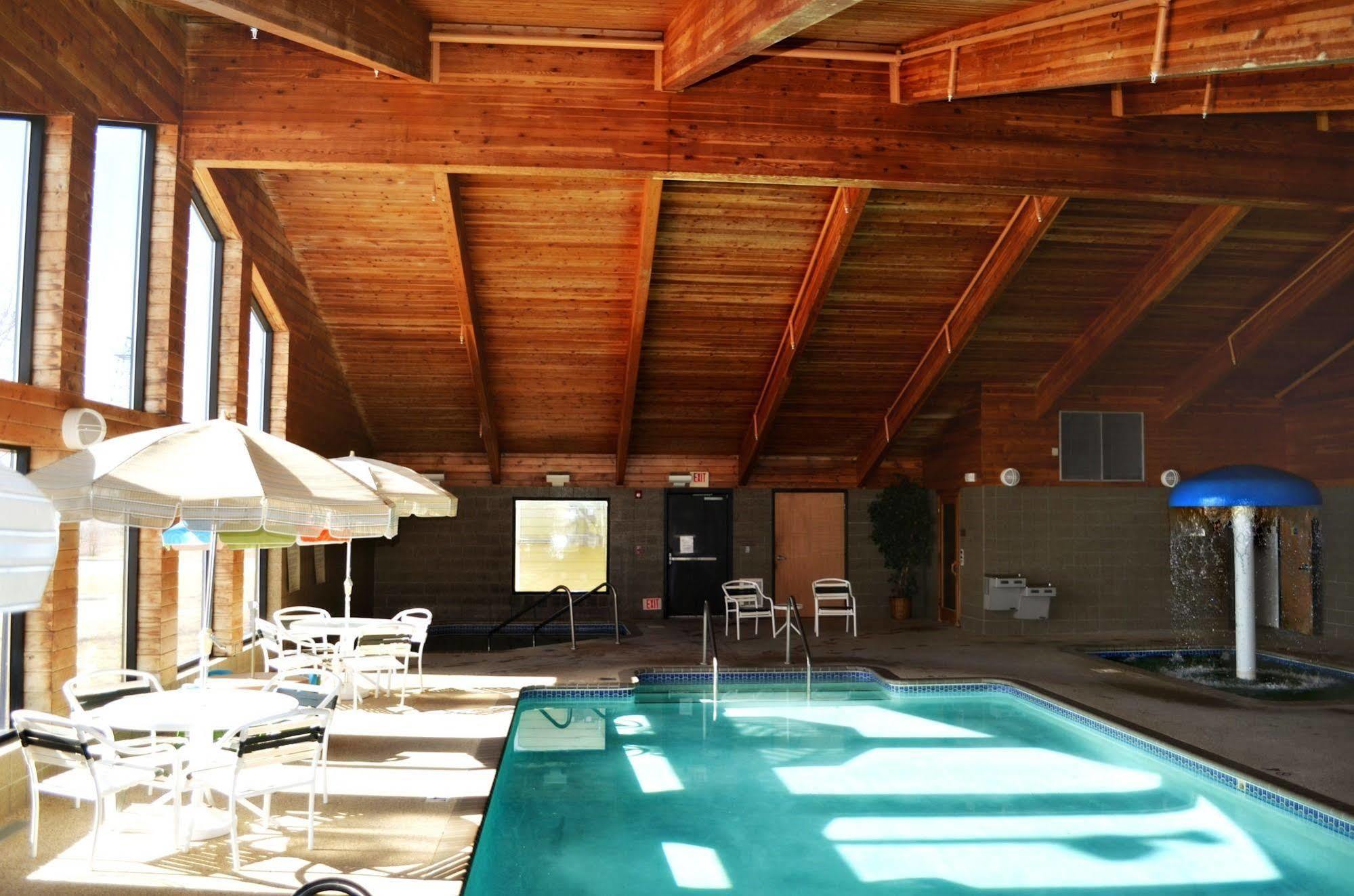 Fossil Creek Hotel & Suites Russell 외부 사진