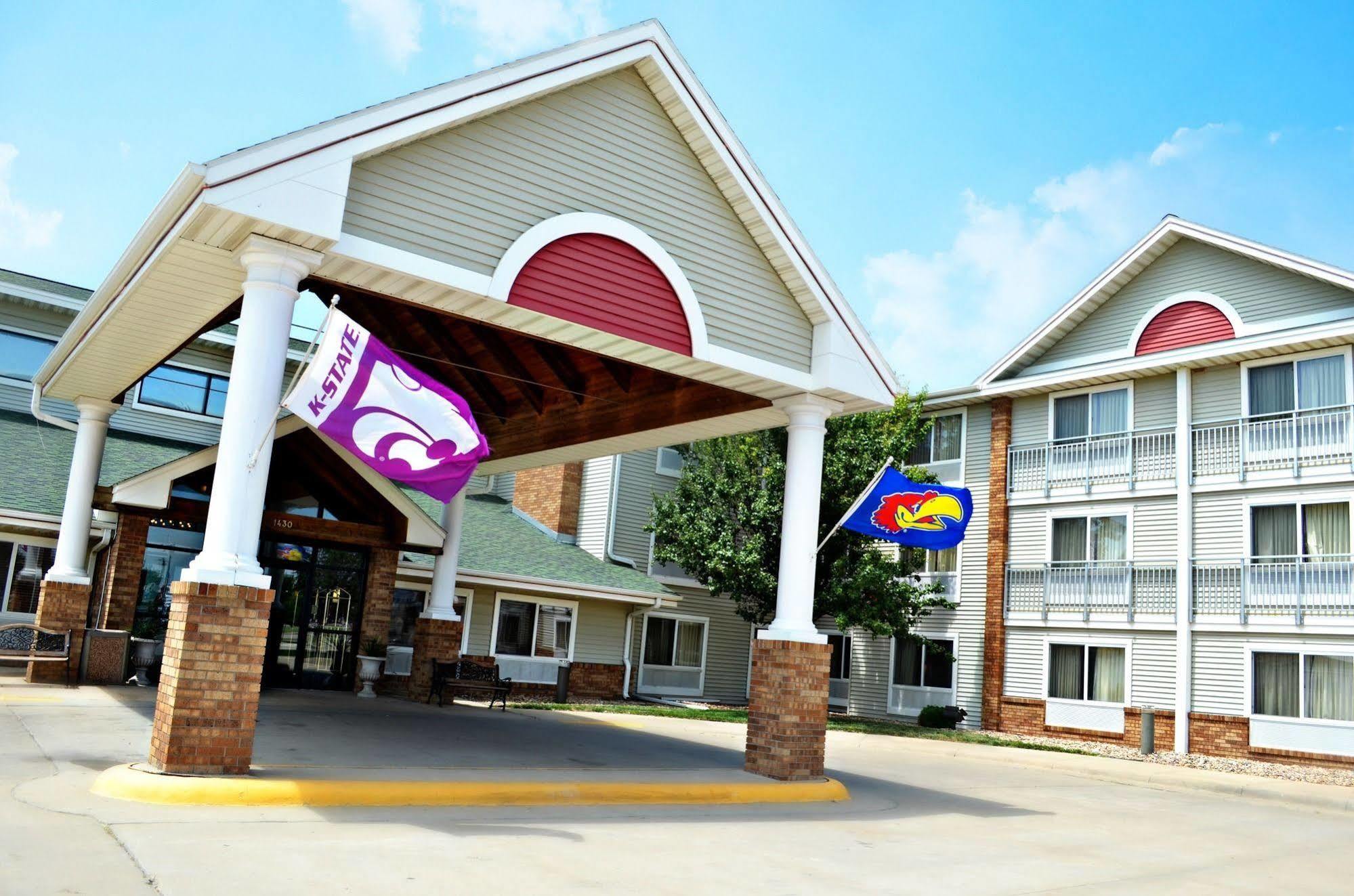 Fossil Creek Hotel & Suites Russell 외부 사진