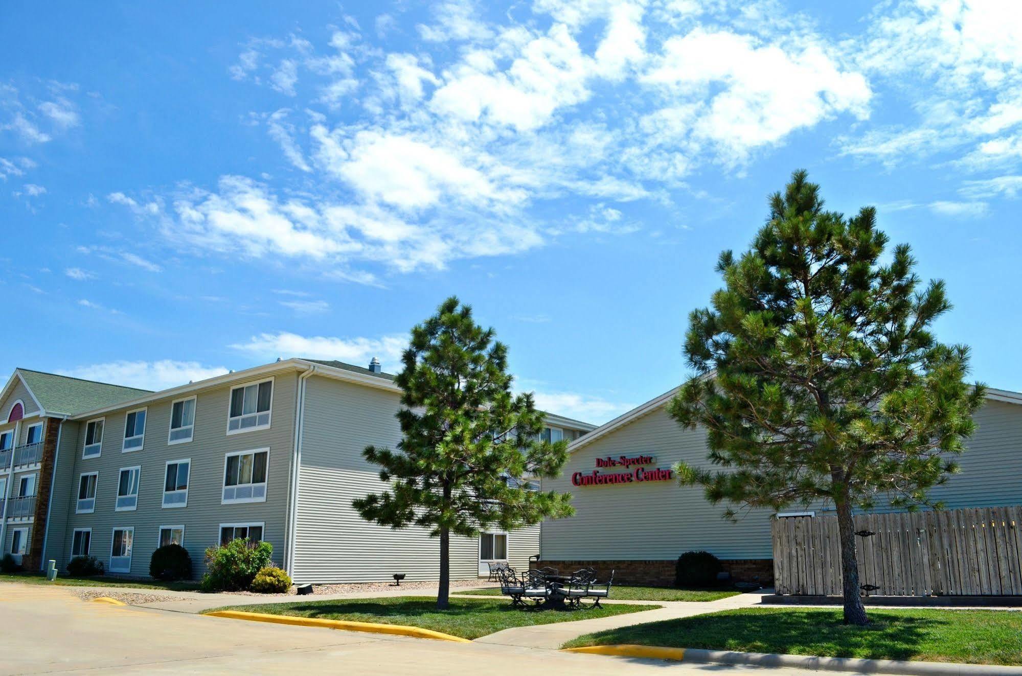 Fossil Creek Hotel & Suites Russell 외부 사진